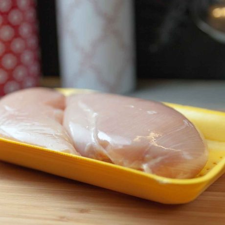filete-de-pechuga-de-pollo-crudos-en-paquete-sobre-tablero-avicola-la-vida-01